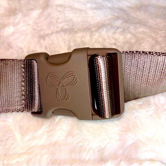 NEW!! Aritzia On-The-Way Bag - Picture 3 of 7